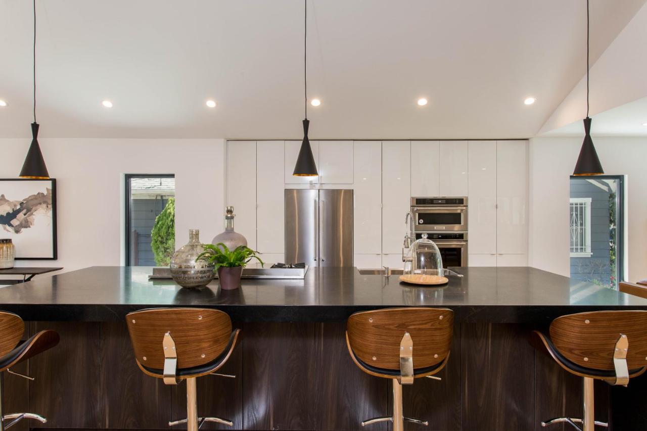Modern Bungalow with a Pool in Larchmont Village - B&B