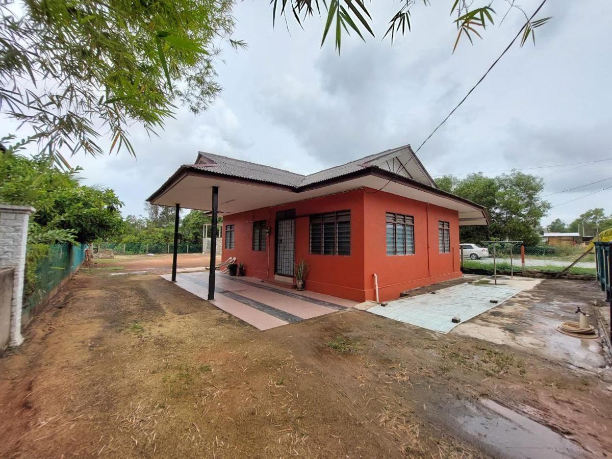 Homestay Ummi Gong Badak - Bed and Breakfast