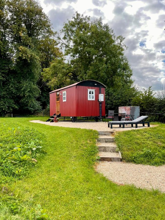 B&B Mountnugent - Sheelin Shepherds Hut 2 with Hot Tub - Bed and Breakfast Mountnugent