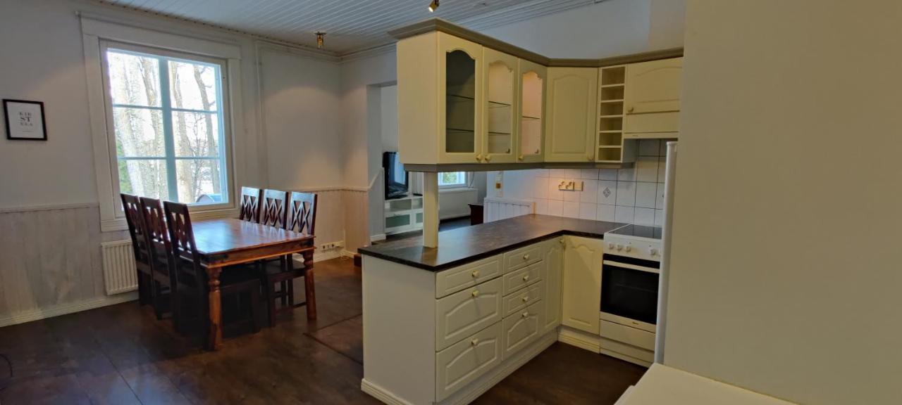 Kirstulan Kartanon päärakennuksen upea päätyhuoneisto - B&B