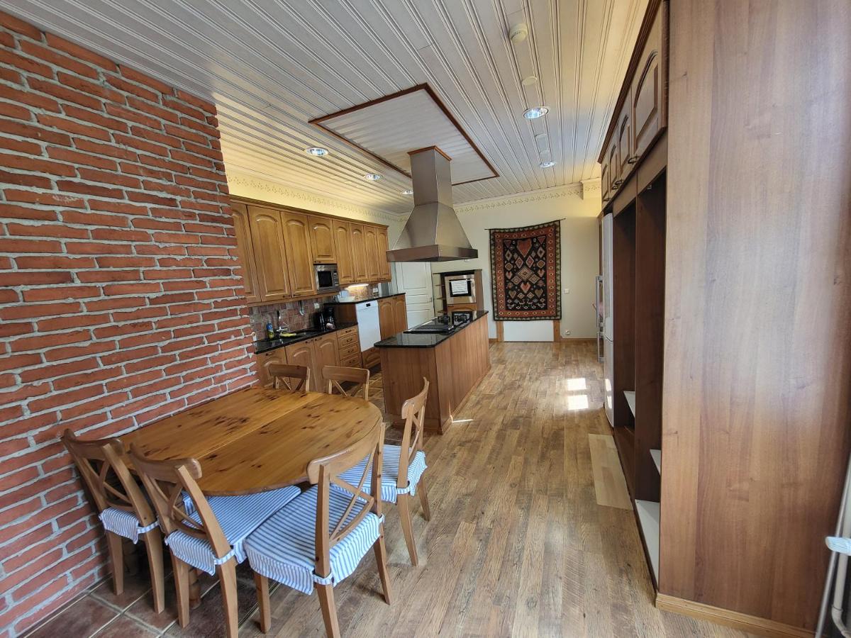 Kirstulan Kartanon päärakennuksessa sijaitseva hieno huoneisto - B&B
