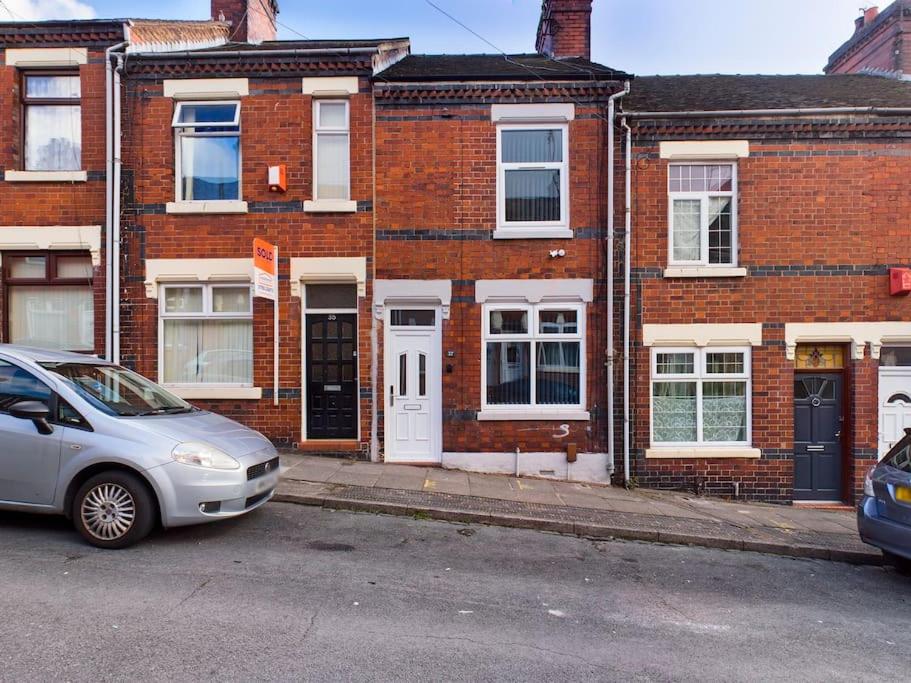Whitmore House By RMR Accommodations - Newly Refurbed - Modern - Parking - Central - B&B