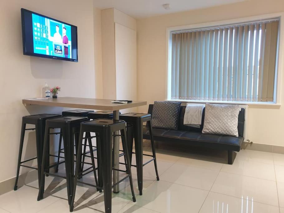 Self Contained Townhouse close to City Centre - Ferienwohnung