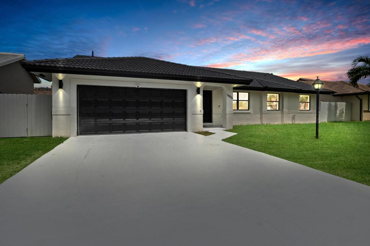 Villa Paradise Miami, Luxury Gem with Heated Pool, Game Room, Fire Pit, 3 Bed 2 Bath - B&B Miami