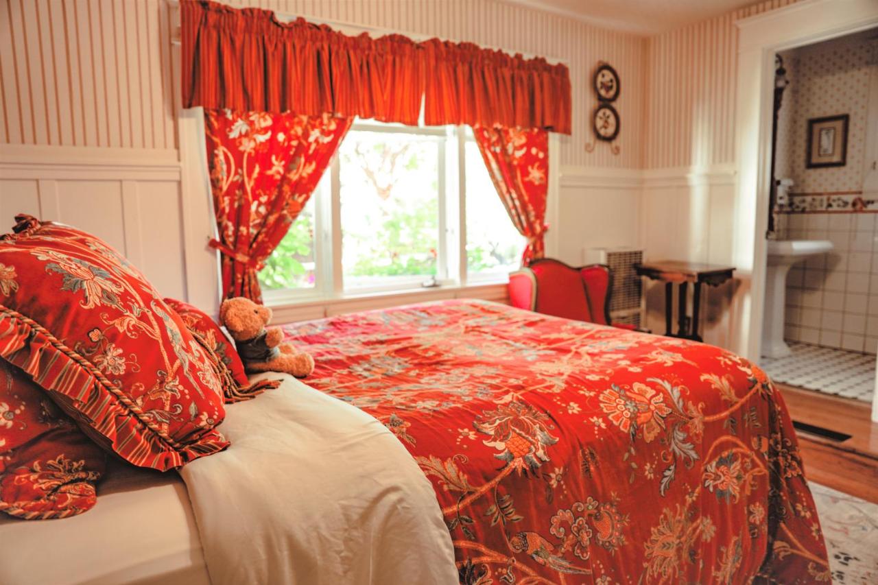 Zimmer mit Queensize-Bett und Whirlpool-Badewanne