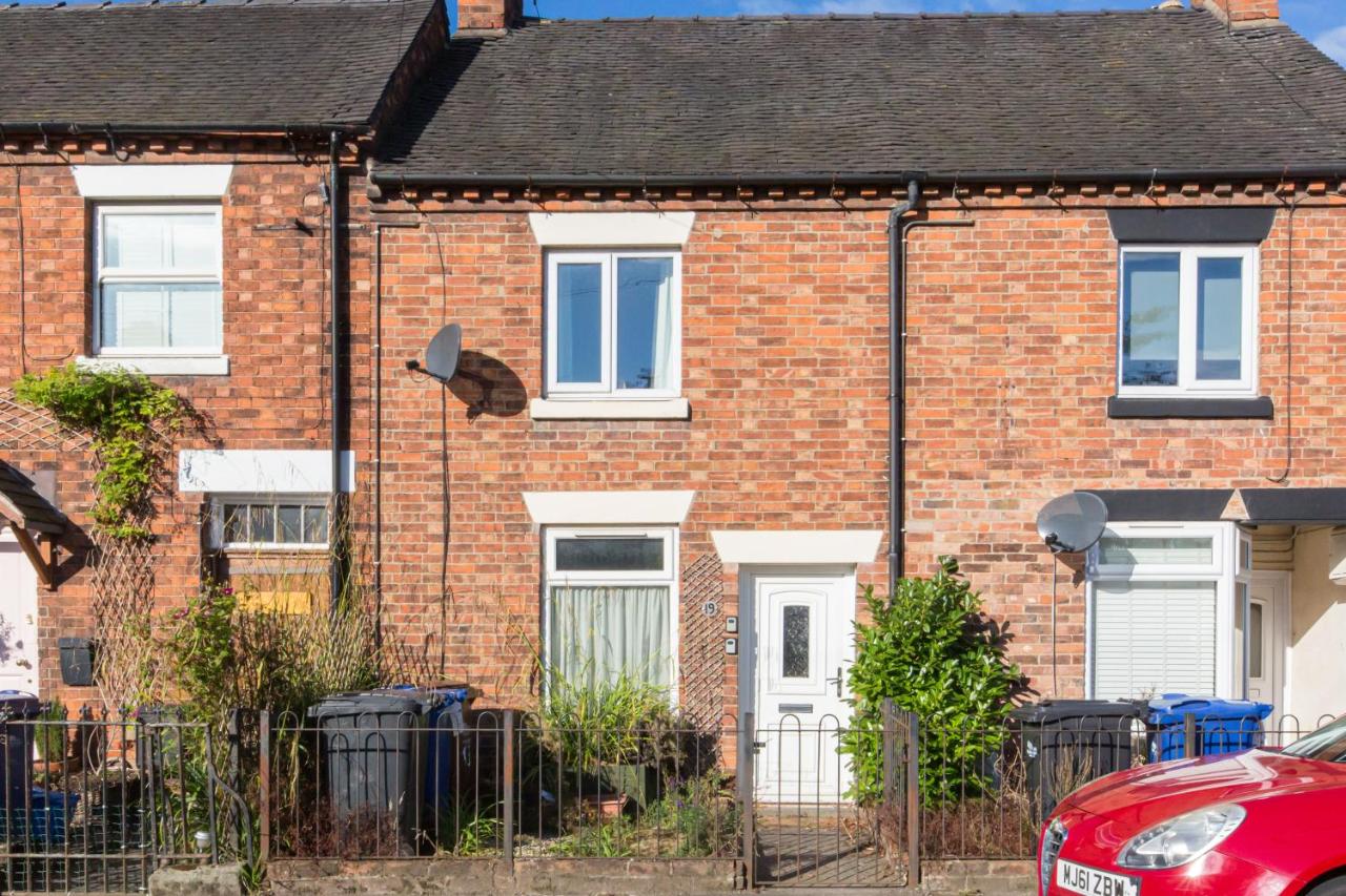 Rocester Rest close to Alton Towers & JCB, Netflix - Bed and Breakfast