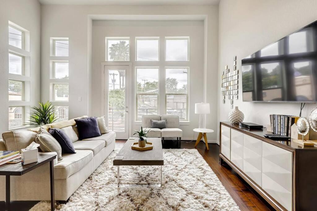 Gorgeous 4 Bed Home on St Mary's - Minutes to Riverwalk/Pearl - B&B San Antonio