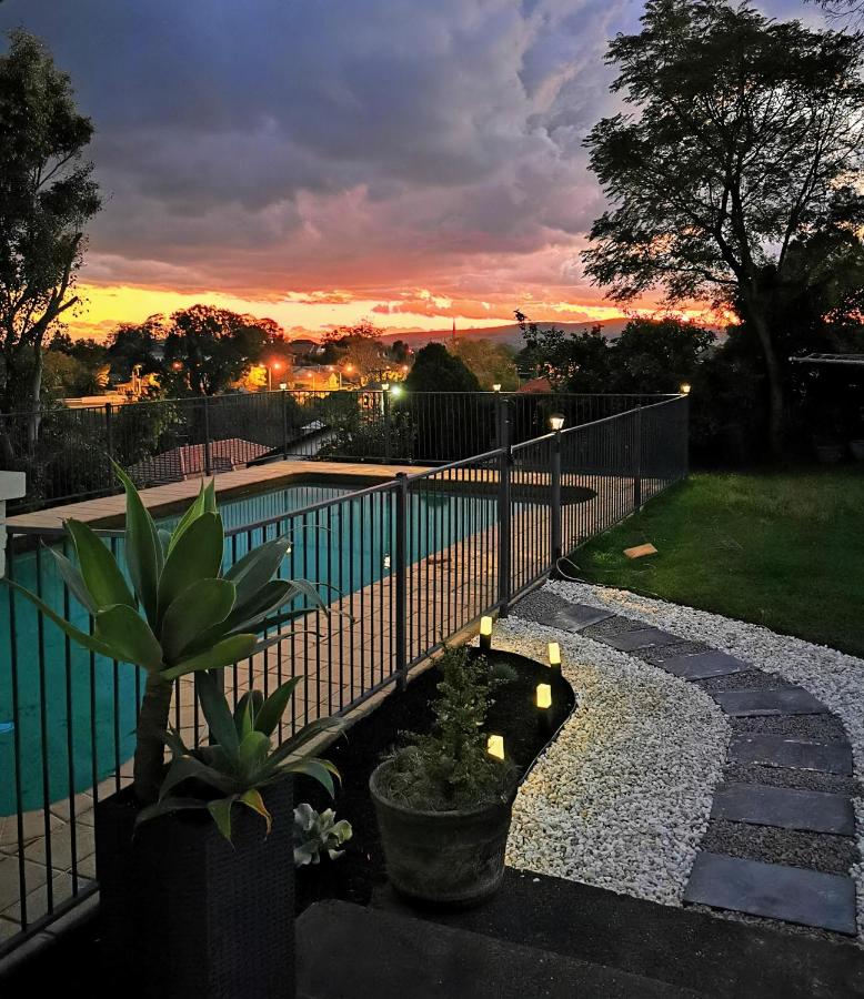 B&B Muswellbrook - Rare Find! 5-Bedroom Home with Pool and Pool Table - Bed and Breakfast Muswellbrook