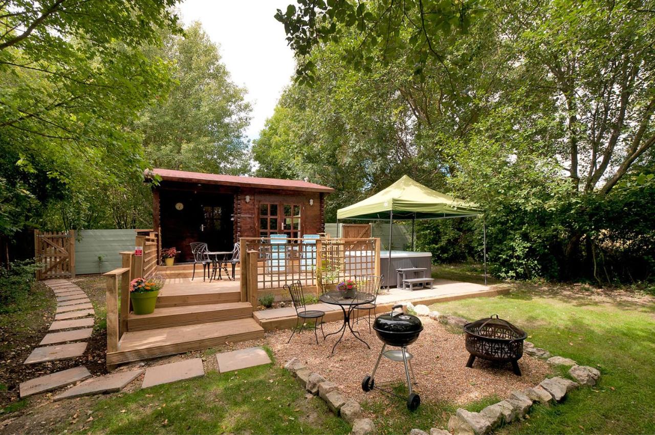 The Lodge with hot tub - B&B Maidstone