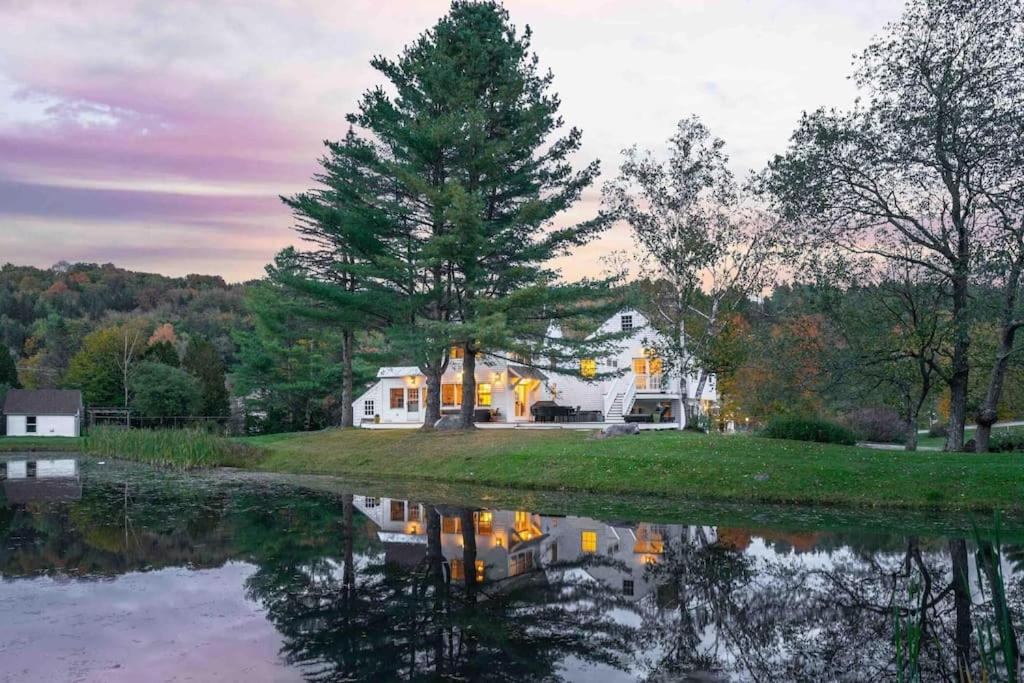 The Villa - Industrial Farmhouse with Hot Tub - B&B Dover