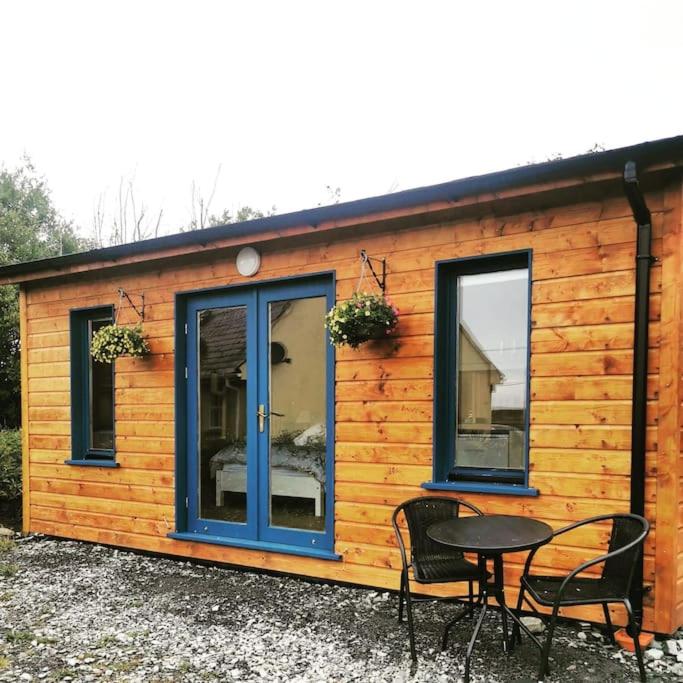 B&B Clarecastle - Ceaser's cabin is a cosy 1 bedroom cabin - Bed and Breakfast Clarecastle