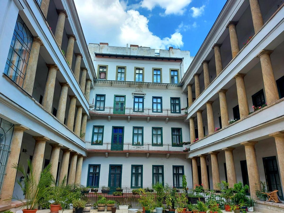 Home City Center Terrace Apartment - Bed and Breakfast Boedapest