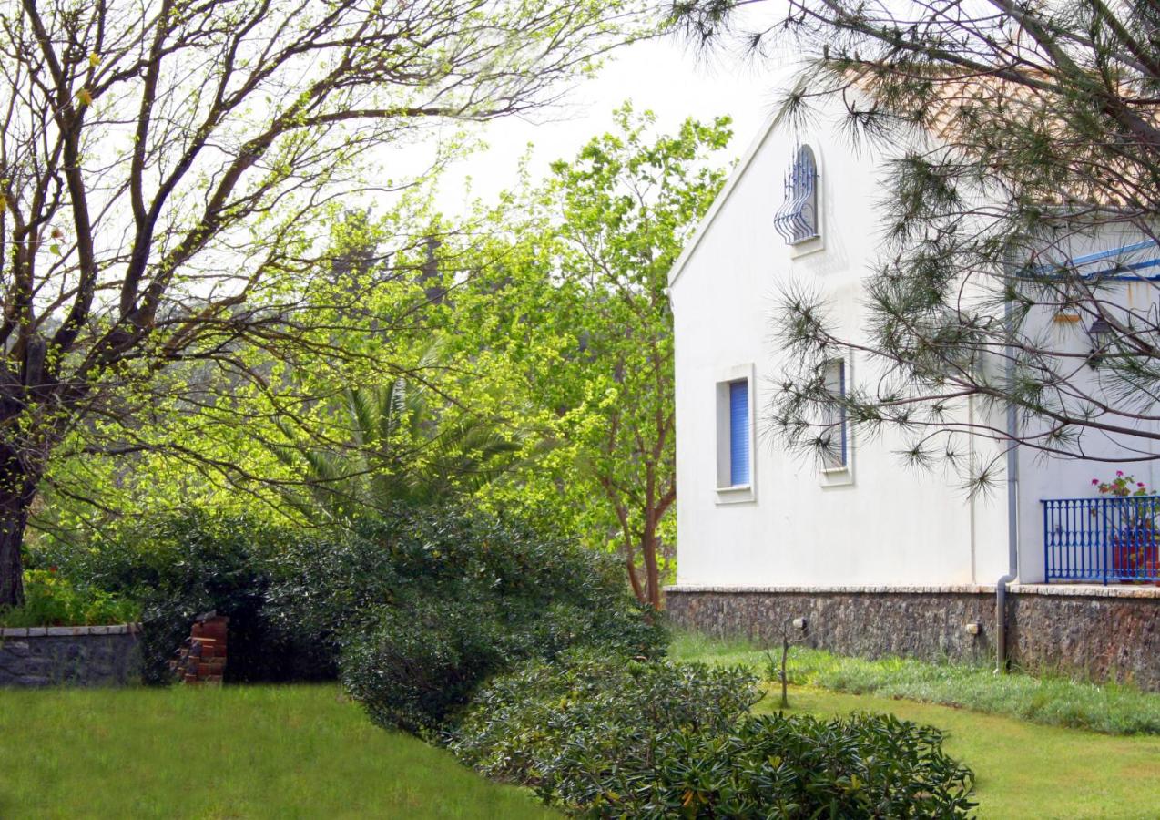 Villa Lefka Stunning Seaside Villa in Corfu with Private Gardens - B&B Drosáton