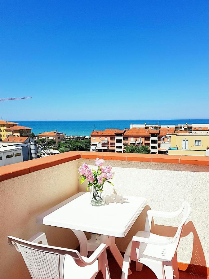 Marotta, 50 mt dal mare con aria condizionata, 2 camere, 6 letti - B&B