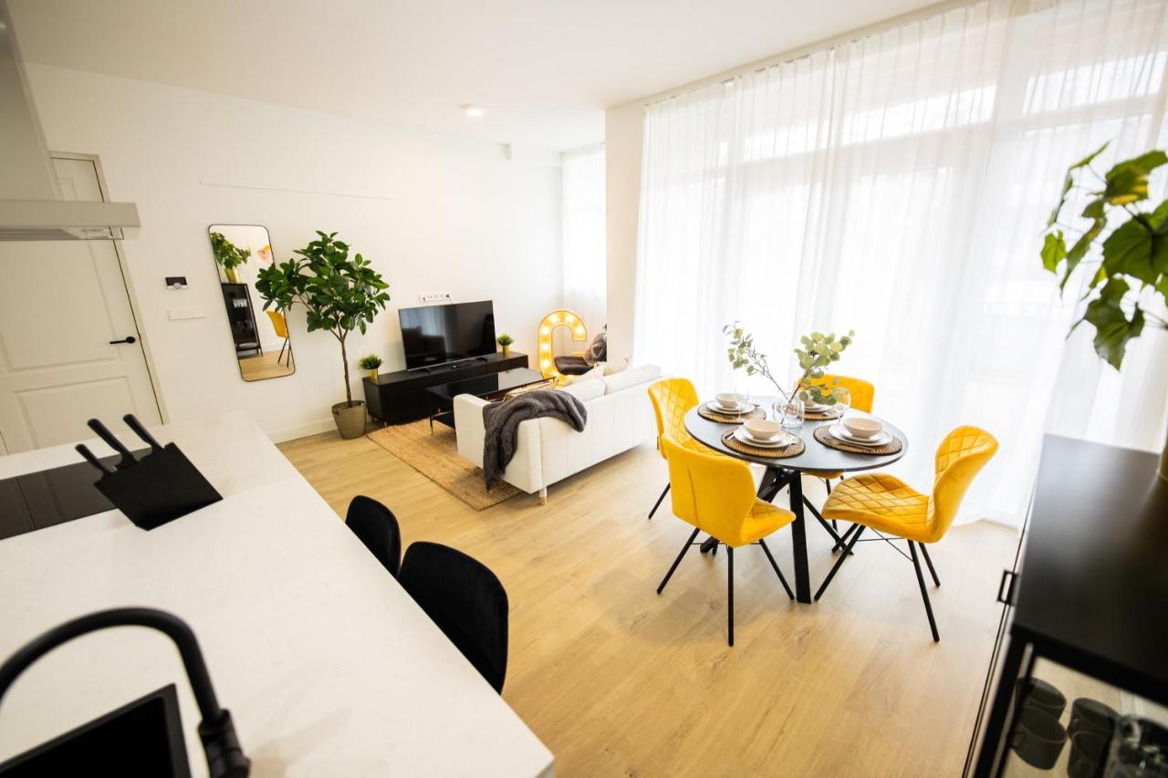 B&B Rotterdam - Cheerfully 1 Bedroom Serviced Apartment 52m2 -NB306C- - Bed and Breakfast Rotterdam