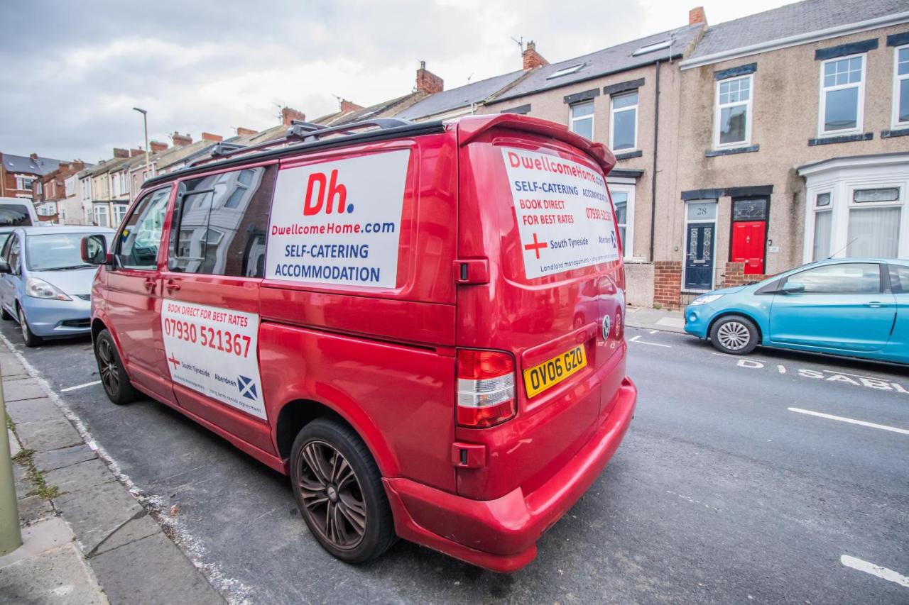 Dwellcome Home Ltd 2 DOUBLE Bedroom 3 Bed Apt, Fast WIFI, Free Street Parking, Ideal for Long Term Contractor, etc Stays, Regular Housekeeping Option, 10 min Walk from Beach and Metro 15-20 min Drive to Nissan & Newcastle - See our Site for Assurance - B&B