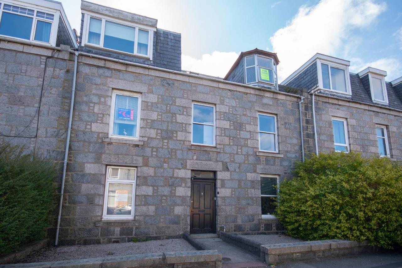 Free Parking, 1 Bed Apt, Half Mile to Union Street yet Quiet, Fast WIFI, Ideal for Long Term Contractor, etc Stays, Fully Equipped Kitchen, Regular Housekeeping Option - See Our Dwellcome Home Ltd Site for Assurance - Bed and Breakfast
