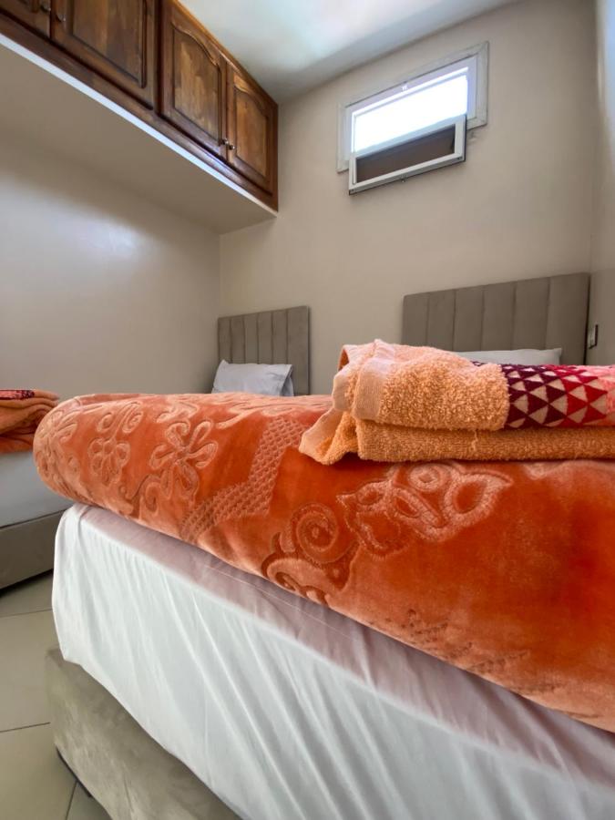 Tweepersoonskamer met 2 Aparte Bedden en Gedeelde Badkamer