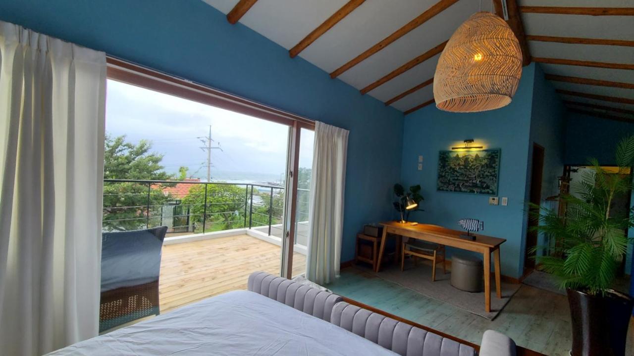 Zimmer mit Kingsize-Bett und Balkon