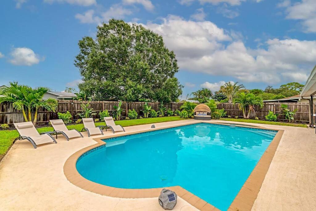 Private Backyard Oasis! Hot Tub & Salt Water Pool! - B&B