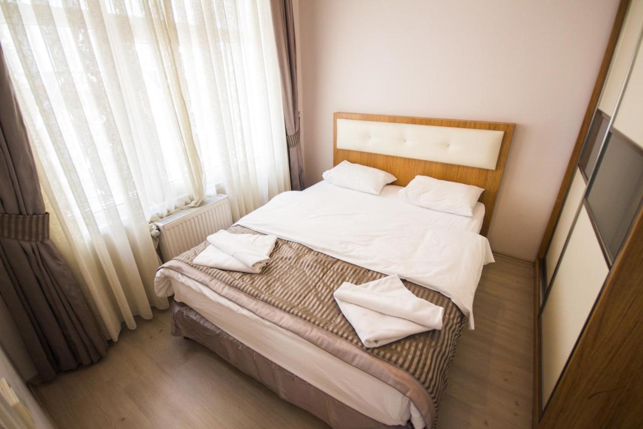 Deluxe One-Bedroom Apartment