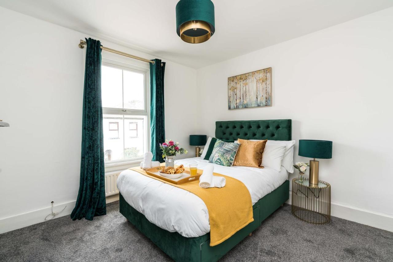 B&B Croydon - Dressed to impress 2 bed house in Heart of Croydon ID Required - Bed and Breakfast Croydon