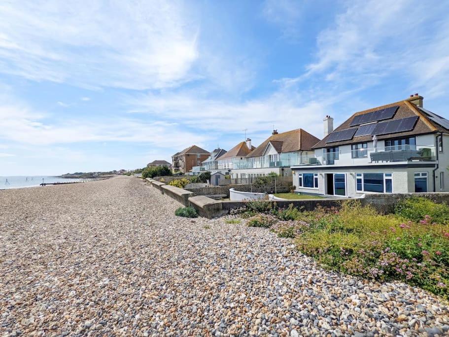 B&B Middleton-on-Sea - Stunning seafront 5 bed house - Bed and Breakfast Middleton-on-Sea