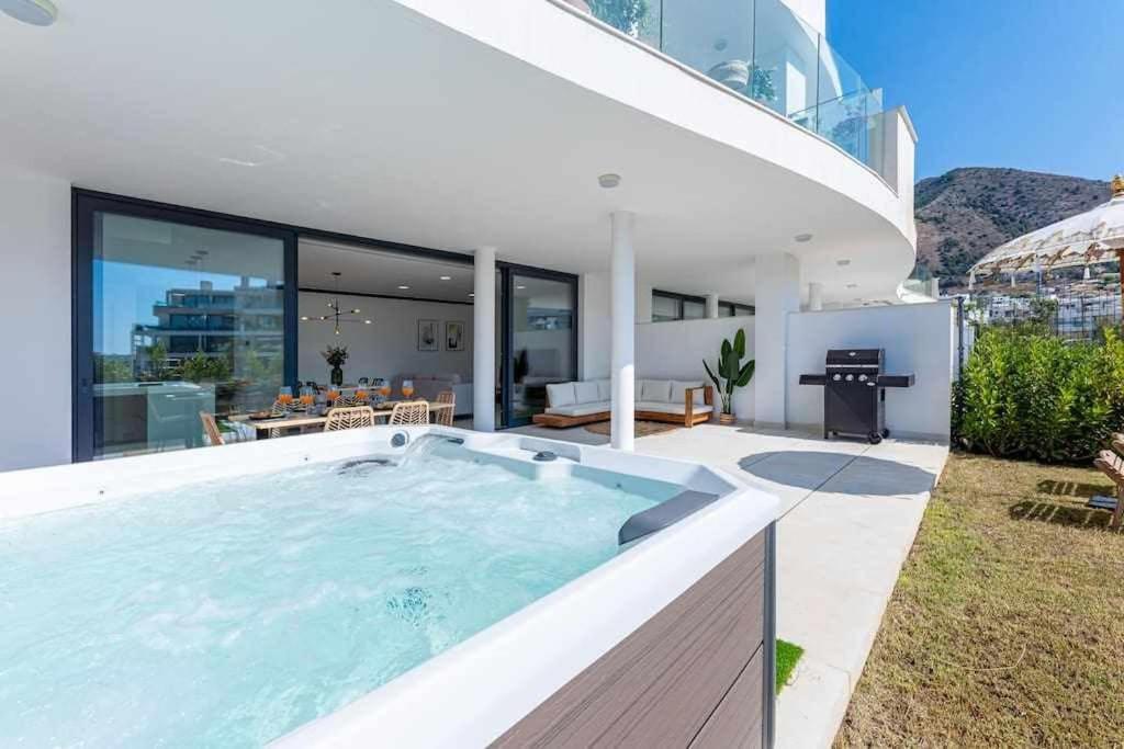 797 HOLIDAY RENTALS - Lujoso apartamento para 6 con jacuzzi en Higueron - B&B Fuengirola