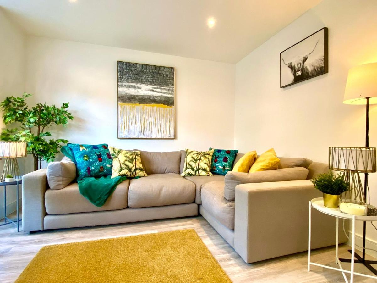 B&B Bournemouth - Brand New 2022 Beautiful & Stylish 2 Bedroom Apartment! - 5 Minute Walk to the Best Beach! - Great Location - FREE Parking - Fast WiFi - Smart TV - sleeps up to 4! Close to Bournemouth & Poole Town Centre & Sandbanks - Bed and Breakfast Bournemouth