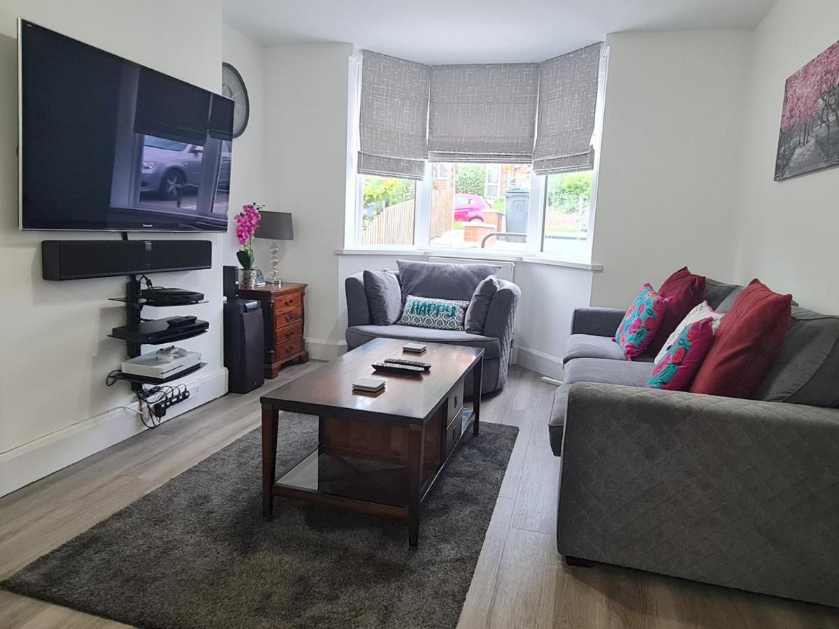 B&B Birmingham - Pass the Keys Attractive Modern 2 Bedroom House in Harborne - Bed and Breakfast Birmingham