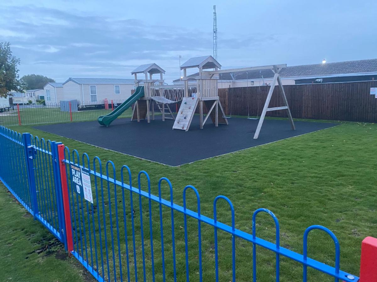 L25 L&g caravan hire 6 berth millfields family only and lead person must be over 30 MAX 4 ADULTS - B&B Ingoldmells