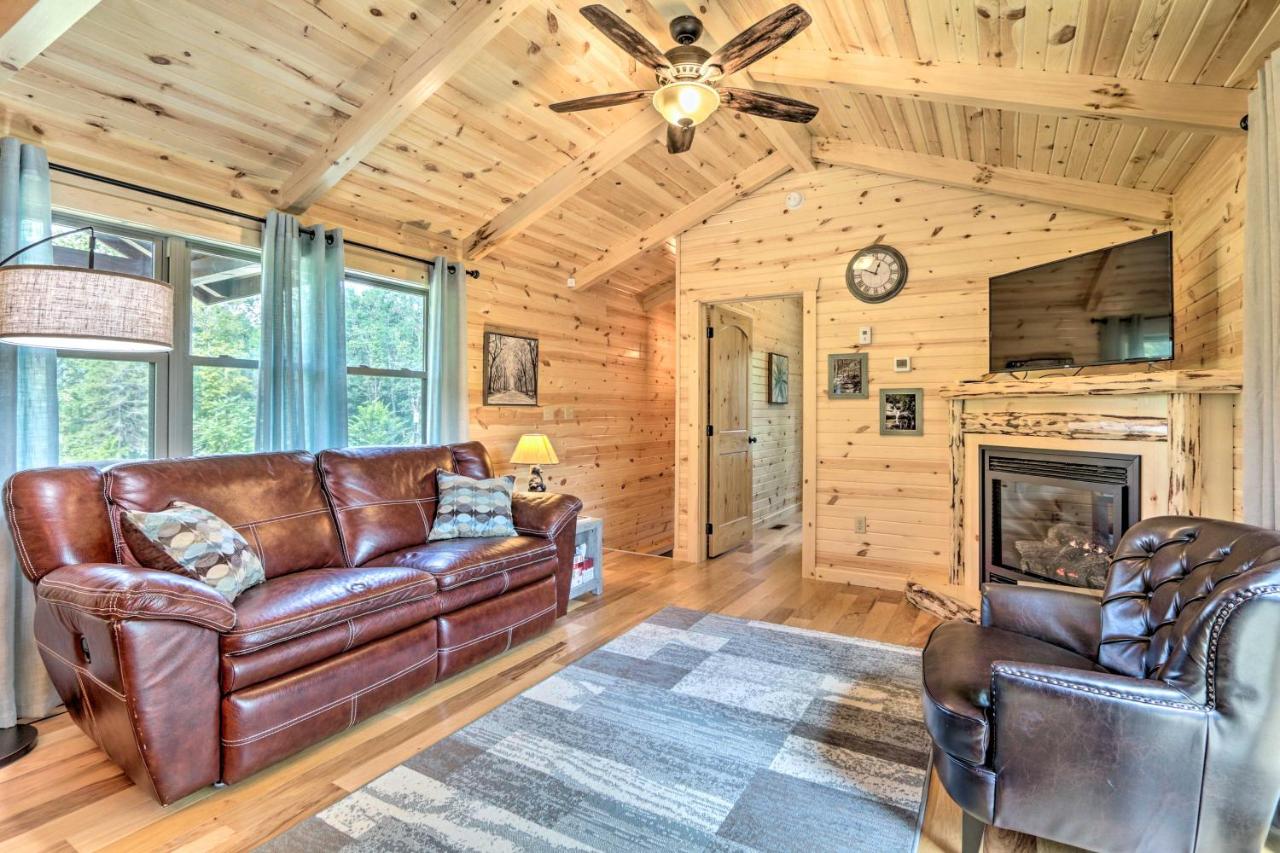 B&B Logan - Clover Cabin with Hot Tub and Deck in Hocking Hills! - Bed and Breakfast Logan