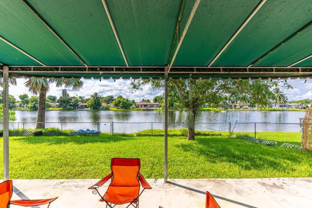 Private Lakefront Home in Miami/Pembroke - B&B