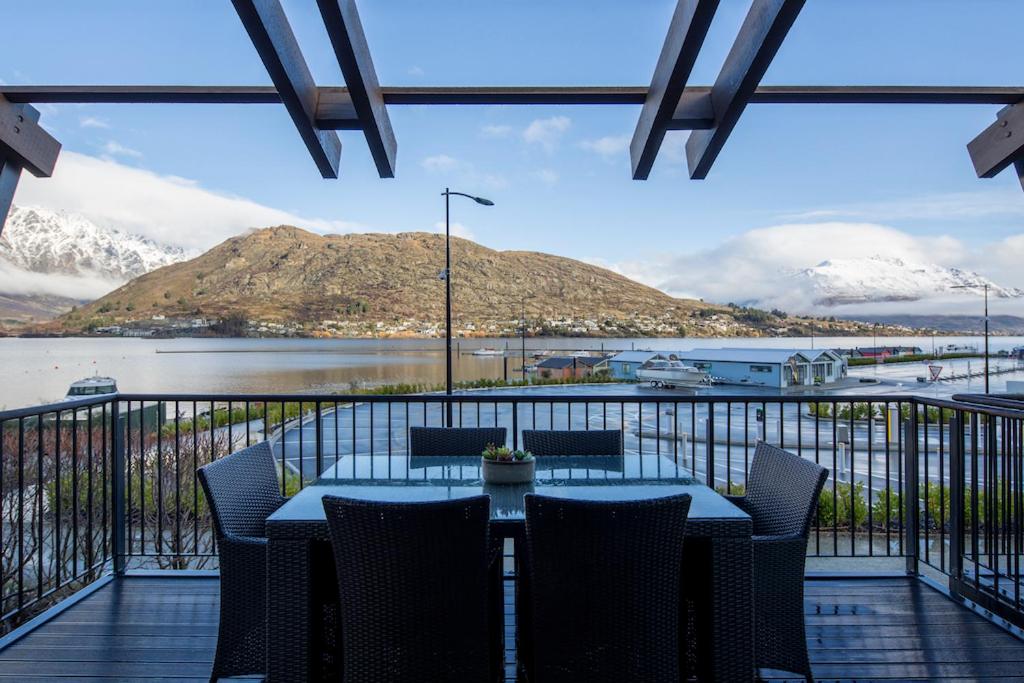 B&B Queenstown - Absolute Lakefront Location - 3 bedroom apartment - Bed and Breakfast Queenstown