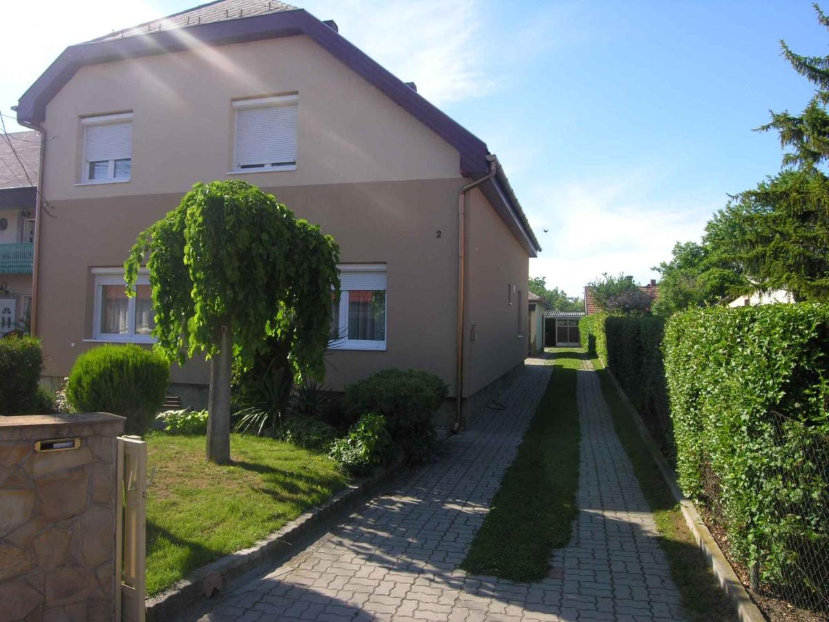 Apartments in Balatonlelle 43115 - B&B