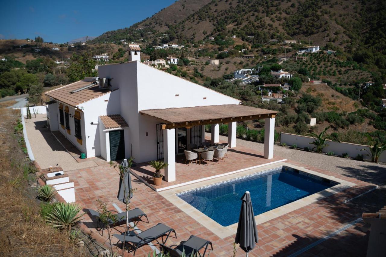 B&B Cómpeta - Casa Calmante - Stunning 3-bedroom Villa with Private Pool - Bed and Breakfast Cómpeta