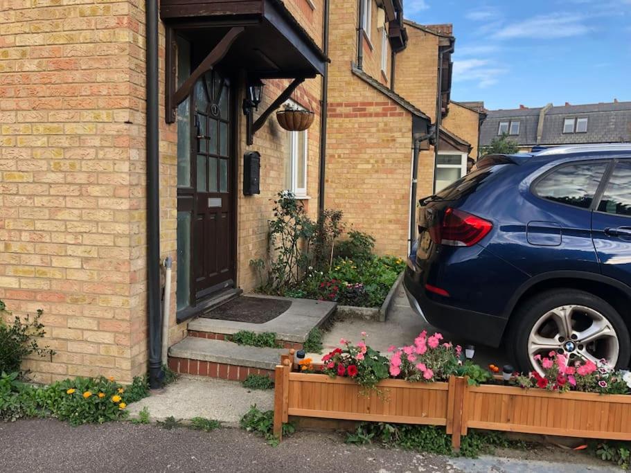 Cheerful 4 bedroom house with garden free parking - B&B