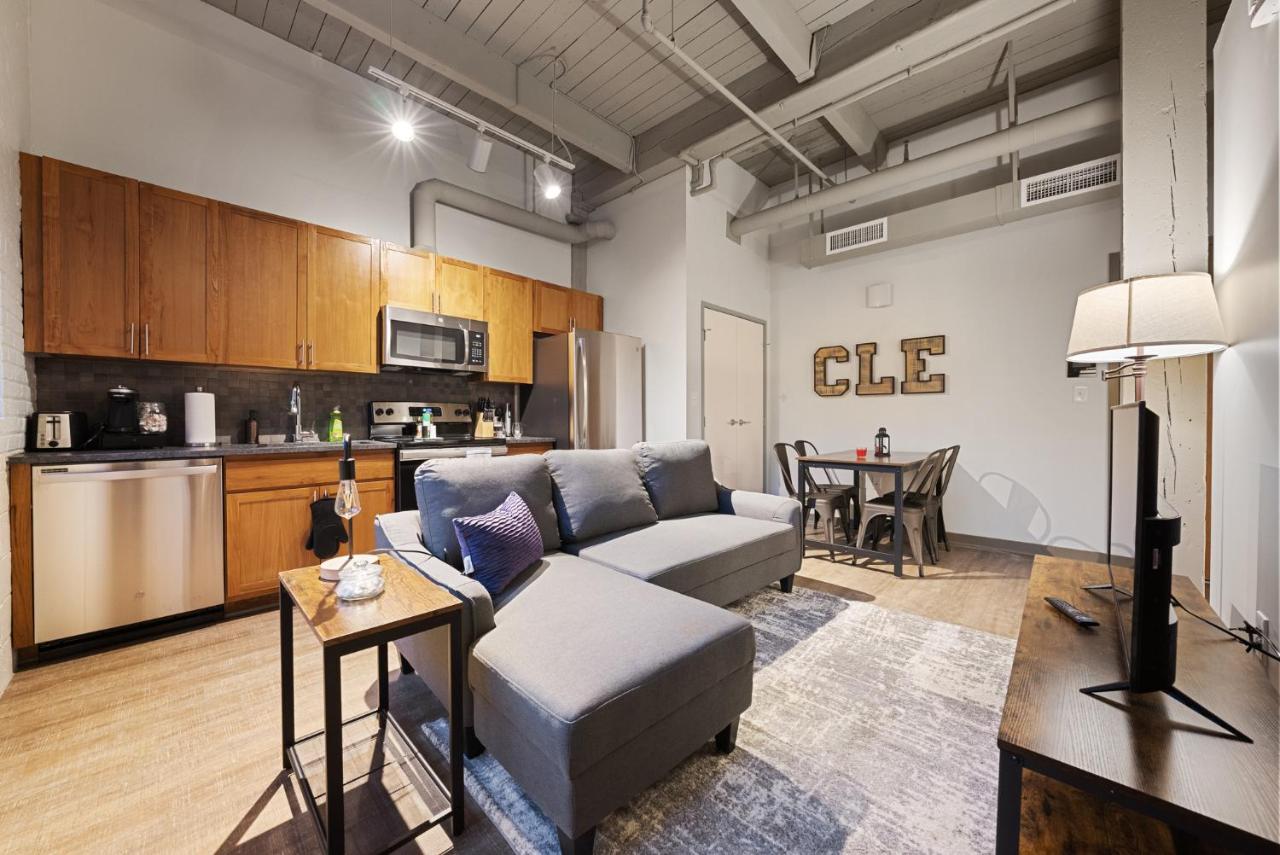 B&B Cleveland - Industrial Loft Apartments in the Beautiful Superior Building Minutes from FirstEnergy Stadium 220 - Bed and Breakfast Cleveland
