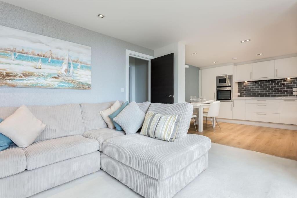 Stunning 2 bed apartment, fabulous sea view & 2 minutes to beach with parking - B&B