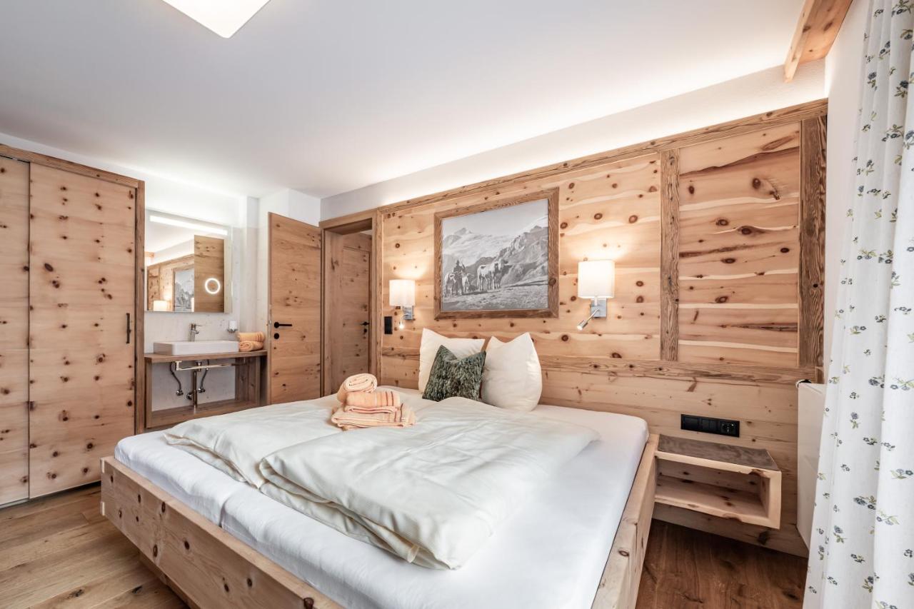 Deluxe Two-Bedroom Apartment with Balcony with 2 bathrooms