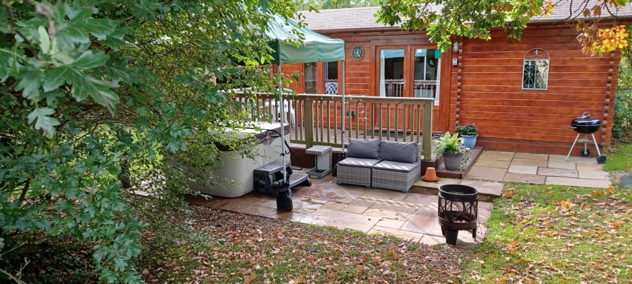 B&B Maidstone - The Cabin with Hot Tub - Bed and Breakfast Maidstone