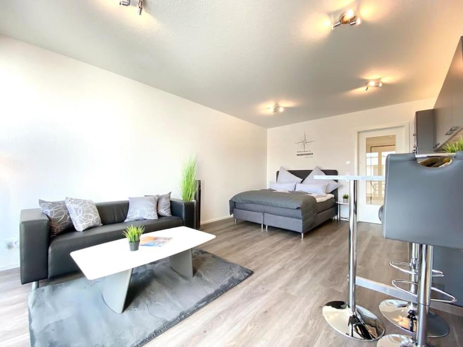 B&B Friedrichshafen - Auszeit Apartment SKY am Uferpark - nur 100 m bis zum Bodensee, direkt am Bodenseeradweg, sonnige Dachterrasse, schnelles WLAN, kostenloser Tiefgaragenstellplatz, für bis zu 2 Personen - Bed and Breakfast Friedrichshafen