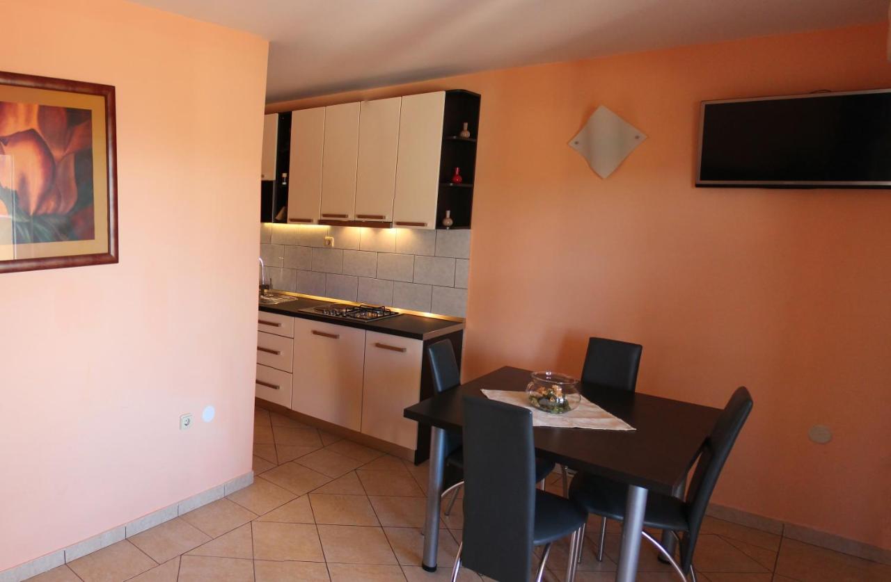 Apartamento de 2 dormitorios con terraza y vistas al mar