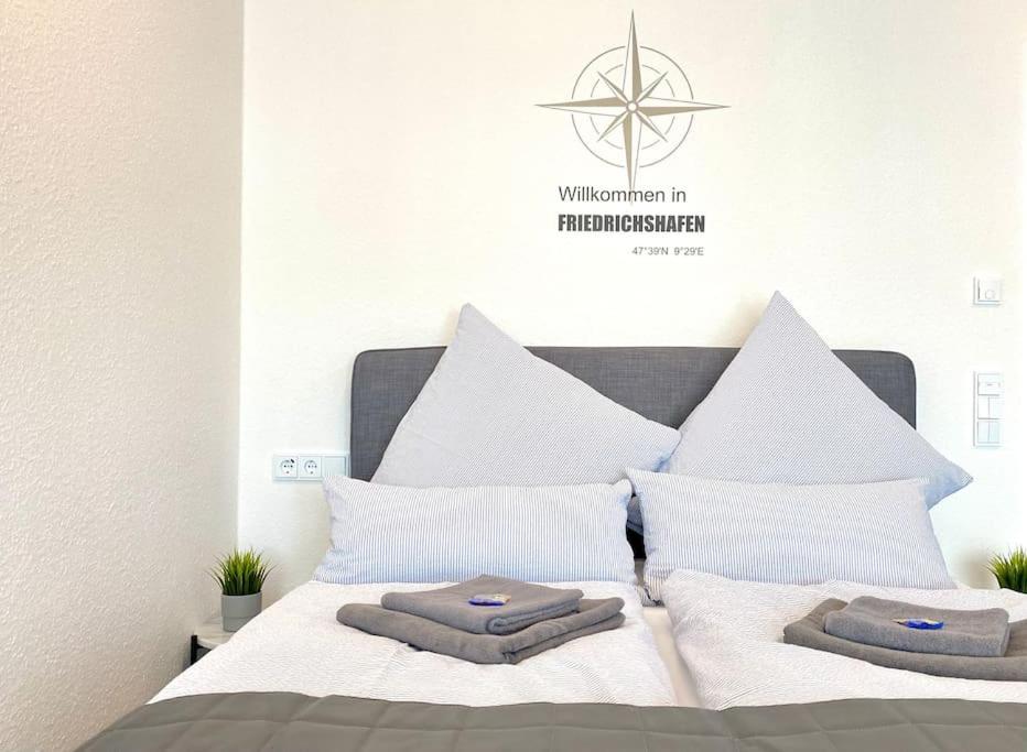 B&B Friedrichshafen - Auszeit Apartment RELAX am Uferpark - nur 100 m bis zum Bodensee, direkt am Bodenseeradweg, Sonnenbalkon, schnelles WLAN, kostenloser Tiefgaragenstellplatz, für bis zu 2 Personen - Bed and Breakfast Friedrichshafen