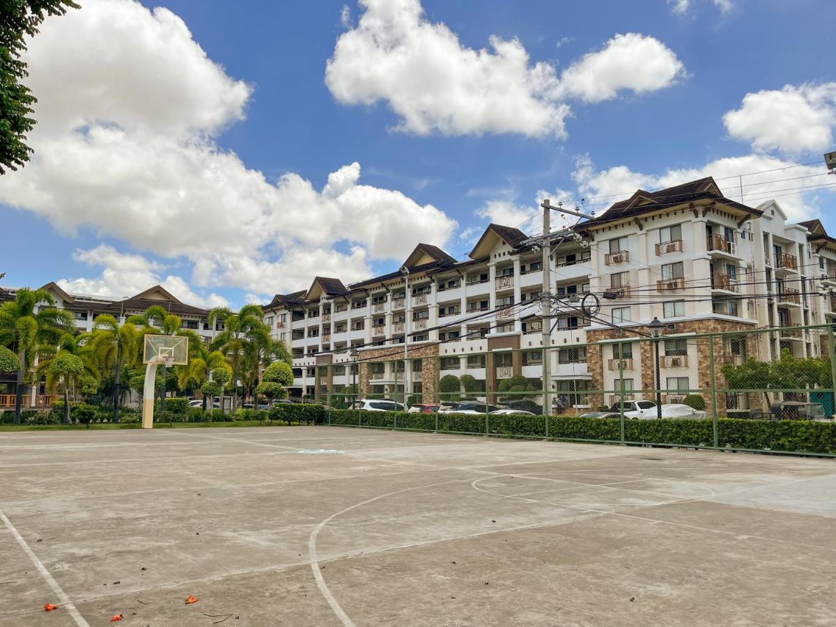 Modern 2BR Condo Near SM with Free Parking Pool WIFI and Netflix - Ferienwohnung