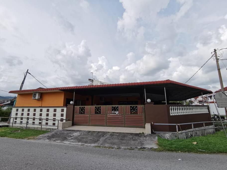 B&B Ipoh - 5 Bedrooms Ipoh Homestay that can fit 10-12 persons - Bed and Breakfast Ipoh