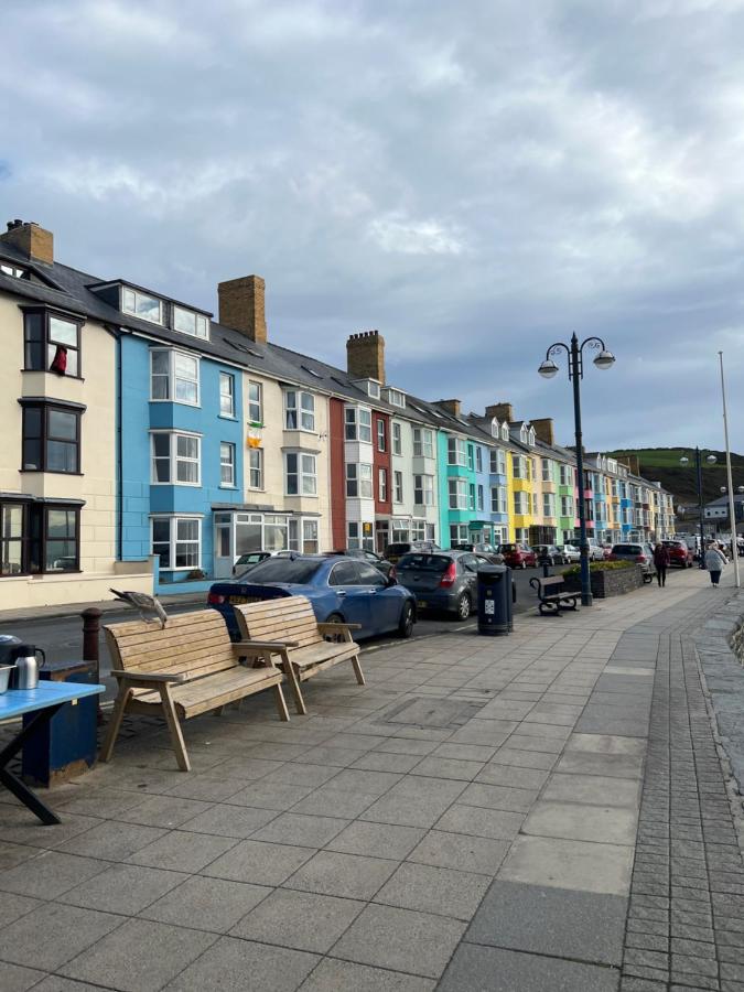 Seafront apartment with balcony, parking and sea views - B&B