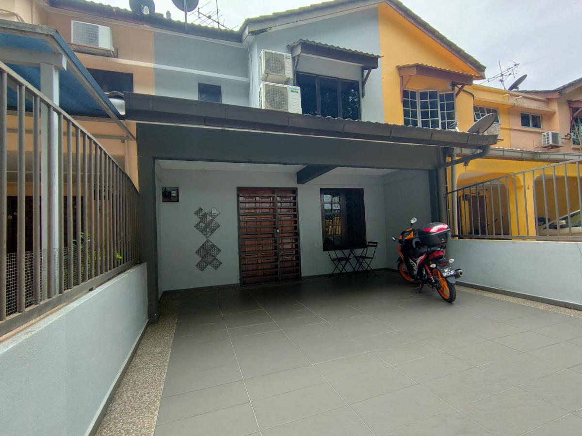 Three-Bedroom House at Tyara Homestay Sunway - Chambres d’hôtes