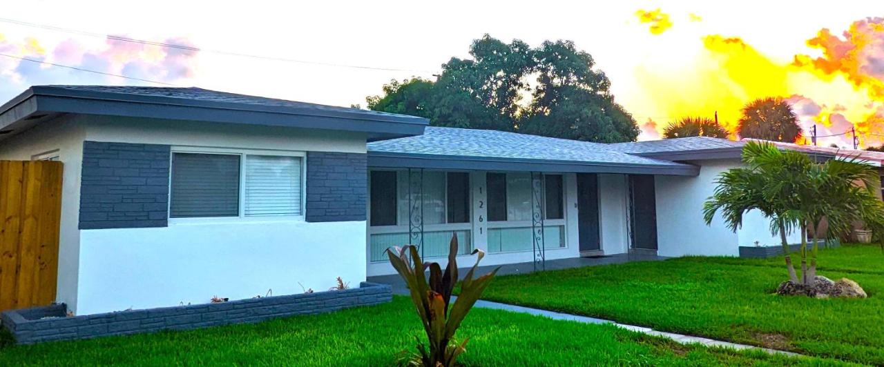 Paradise Awaits! Beach, King Bed, Private Yard & Workspace - B&B Deerfield Beach