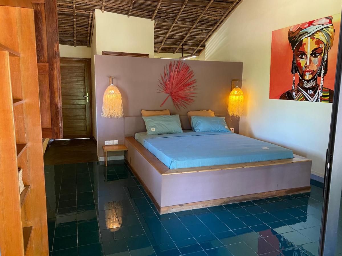 Habitación con cama extragrande y vistas al mar
